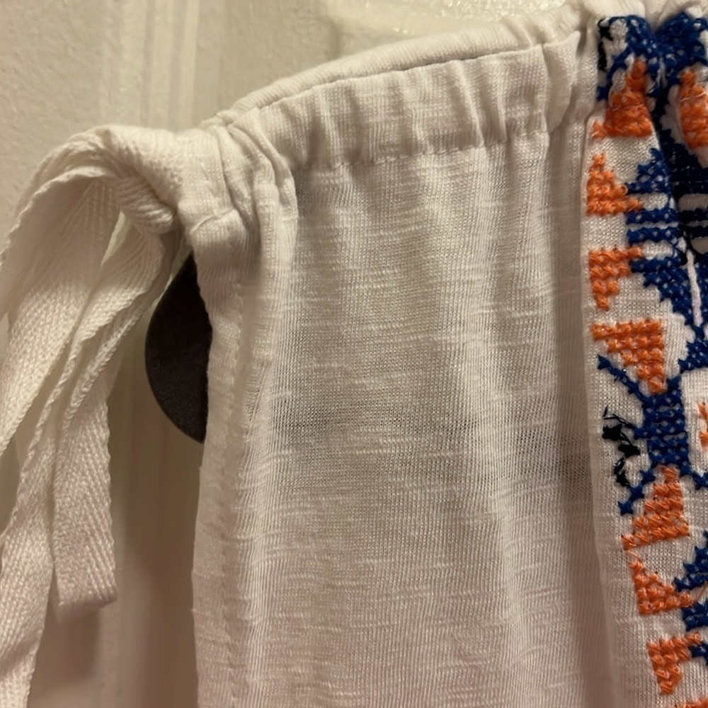 Sundance Cari Top. White. V Neck Embroidered Ruched Shoulder Cotton. EUC. Sz Sm. - Picture 4 of 11